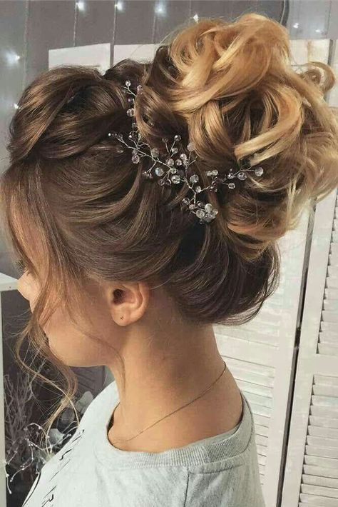 Relaxed French braid curly wavy up do bun for wedding or party with loose pieces and flowers Hair Chair, Teenage Hairstyles, Prom Hair Updo, Hair Bride, Simple Prom Hair, Pinterest Hair, Wedding Hair Inspiration, Teen Hairstyles, Formal Hairstyles