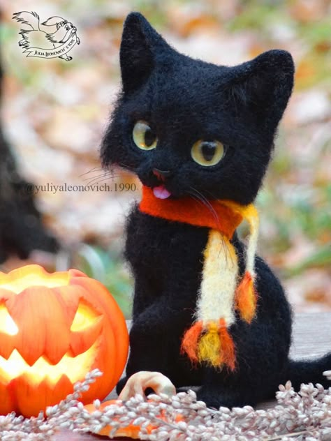 Needle Felt Black Cat, Halloween Felting Ideas, Halloween Needle Felting Ideas, Needle Felting Halloween, Halloween Needle Felting, Clay Pumpkin, Felt Cats, Felt Toys Diy, Felted Cat