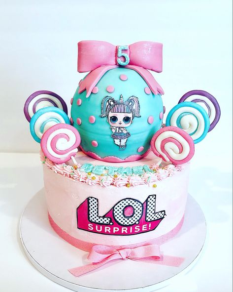 L.O.L. cake with lollipops and real L.O.L. surprise wrapped in fondant L O L Surprise Cake, L.o.l Birthday Cake, L.o.l Cakes Birthday, Cake With Lollipops, Vegan Birthday, Vegan Birthday Cake, Pooh Birthday, Surprise Cake, Funny Birthday Cakes