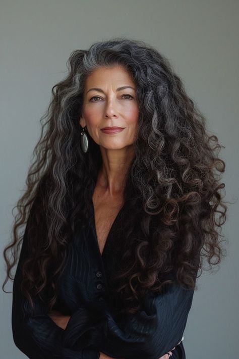 Grey Hair Model Older Women, Old Money Hair Curly, Grey Curly Hair, Long Curls, Curly Hair Women, Chic Hairstyles, Long Curly Hair, Gray Hair, Long Curly