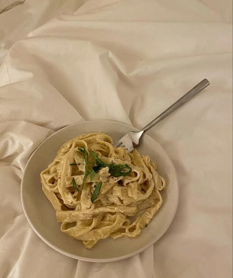 Alfredo Pasta Aesthetic, Vegan Alfredo, Tastemade Recipes, Fettuccine Alfredo, Tasty Pasta, Healthy Food Motivation, Food Drinks Dessert, Food Is Fuel, Snap Food