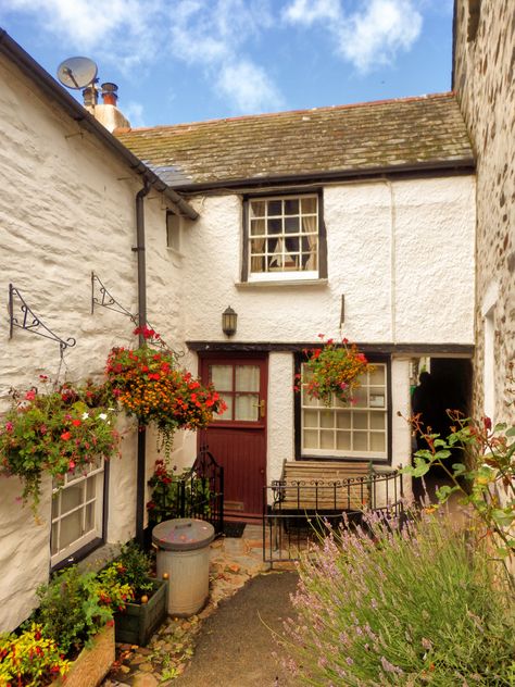 Leicester England, Port Isaac, North Cornwall, Devon And Cornwall, Cornwall England, Over The Hill, Fishing Villages, English Countryside, Old Buildings