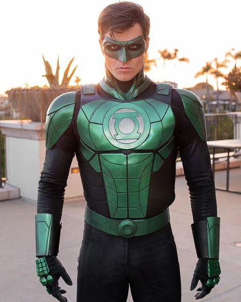 There are almost countless Green Lanterns spread out across the known Universe, with Green Lantern Hal Jordan being one of the most famous and popular members of a Sector 2814. Recently posted on Instagram by username @calebweekss, the cosplay of Hal Jordan as a Green Lantern gets a unique armored redesign - a high-collared suit, green domino mask, and black bodysuit. He took a visual cue from the armor-clad version of Hal Jordan hailing from the evil Superman-ruled universe of Injustice... Green Lantern Cosplay, Domino Mask, Green Lantern Costume, Evil Superman, Vintage Fashion Sketches, Green Lanterns, Green Lantern Hal Jordan, Hal Jordan, Suit Green