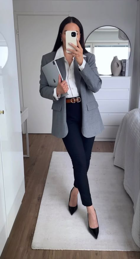 Networking Event Outfit, Corporate Attire Women, Event Outfit Ideas, Outfit Trabajo, Business Professional Outfits, Lawyer Fashion, Corporate Baddie, Chic Business Casual, Corporate Attire