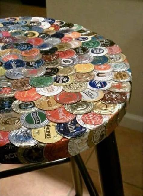 Recycling Metal Caps for Decorating Home Furnishings Beer Crafts, Bottle Cap Ideas, Beer Cap Art, Bottle Cap Table, Bottle Top Crafts, Bottle Cap Projects, Hantverk Diy, Diy Beer, Beer Bottle Caps