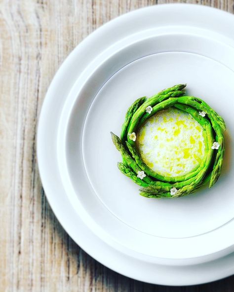 Giulio Bettini on Instagram: “Cream of asparagus.…” Asparagus Plating, Asparagus Aesthetic, Molecular Gastronomy Plating, Food Plating Design, Cream Of Asparagus, Fine Dining Plating, Food Presentation Plates, Creamed Asparagus, Gourmet Food Plating