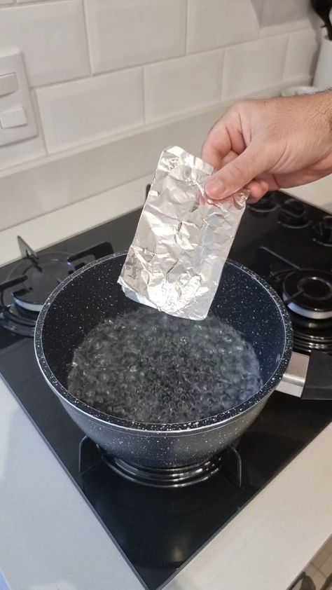 Just put aluminum foil in boiling water, this is better than anything! | aluminium foil, aluminium | Just put aluminum foil in boiling water, this is better than anything! | By Bezerra good Tips | Facebook Aluminium Foil Crafts, Aluminium Foil Crafts Ideas, Aluminium Foil Art, Tin Foil Crafts, Aluminum Foil Crafts, Tin Foil Art, Cleaning Silver, I Heart Recipes, Aluminum Foil Art