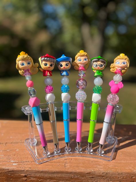 Sleeping Beauty Doorable Pens.  Each Pen comes with two ink refills :) Doorables Pens, Doorable Pens, Disney Pens, Business Pens, Pen Ideas, Pencil Crafts, Disney Doorables, Beadable Pens, School Pens