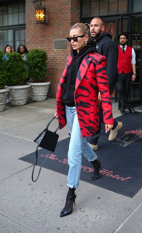 Red Blazer Outfit, Hailey Rhode Baldwin, Hailey Bieber Outfits, Hailey Baldwin Style, Red Blazer, Winter Trends, Mode Inspo, Blazer Outfits, Hailey Bieber