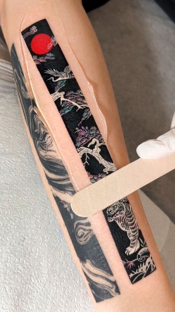 EQtattoo on Instagram: "A mother-of-pearl frame 🤍 @tattooist_eq #motherofpearl #orientaltattoo #rectangle #koreatattoo #armtattoo #whitetattoo" Mother Of Pearl Tattoo, Korea Tattoo, Pearl Tattoo, Pearl Frame, White Tattoo, Pretty Tattoos, Arm Tattoo, Instagram A, Mother Of Pearl