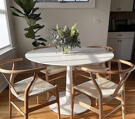 Mini Dining Room Ideas, Small Round Table Dining Room, Small Circle Dining Table, Bistro Nook, Apartment Kitchen Table, Duplex Renovation, Apartment Dining Table, Small Apartment Dining Room, White Round Table