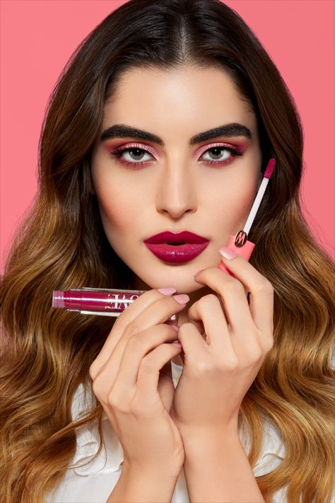 Lipgloss Model Photoshoot, Make Up Campaign Photography, Makeup Product Photoshoot Ideas, Lipstick Content Ideas, Product Shoot With Model, Makeup Products Photoshoot, Make Up Photoshoot Ideas, Makeup Product Shoot, Lipstick Photoshoot Ideas