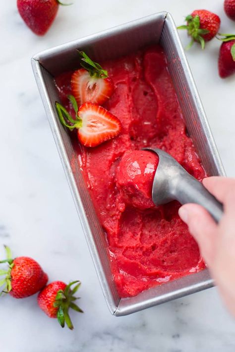 Strawberry Sorbet Recipe, Hemgjord Glass, Sorbet Ice Cream, Fruit Sorbet, Strawberry Sorbet, Sorbet Recipes, Easy Strawberry, An Ice Cream, Super Yummy