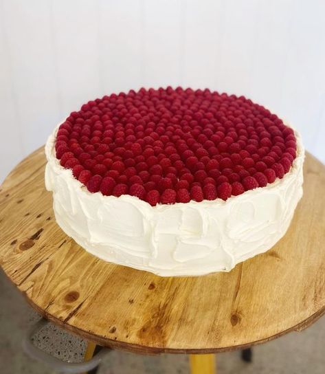 Samantha on Instagram: "Vanilla buttercake with lemon curd and vanilla Swiss and plenty of raspberries!" Raspberry Wedding, Berry Cake, Cake Inspo, Sheet Cake, Lemon Curd, Pretty Cakes, Cute Cakes, Food Design, Sweet Recipes