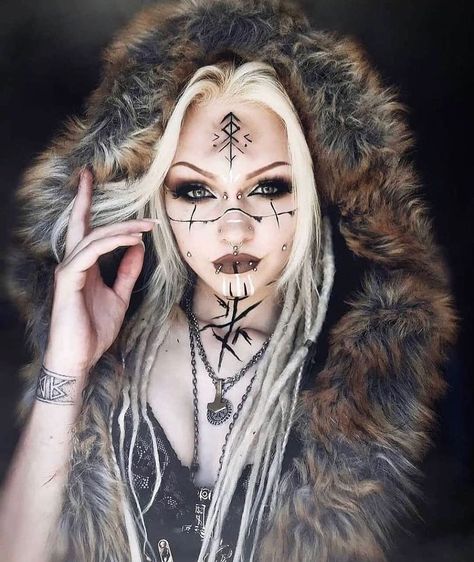 UNLEASH THE VIKING auf Instagram: „😍⚔️🖤 • ⚠️Follow us @unleashtheviking for more ⚠️ ⚠️Follow us @unleashtheviking for more ⚠️ • Credit: @xelenah_elfyra • #shieldmaiden…“ Pagan Makeup, Warrior Makeup, Viking Makeup, Vikings Halloween, Viking Warrior Woman, Viking Cosplay, Creepy Halloween Makeup, Viking Costume, Witch Makeup