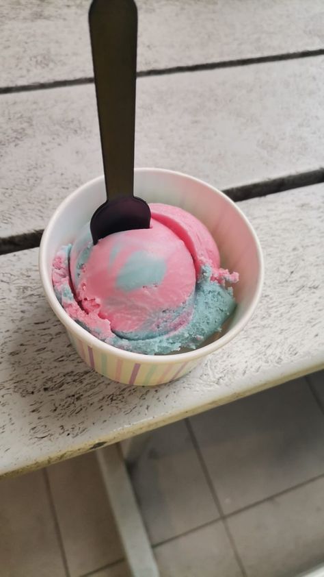 Bubble O Bill Ice Cream, Homemade Bubble Gum Ice Cream, Bubblegum Ice Cream, Ice Cream Flavors Aesthetic, Bubblegum Ice Cream Aesthetic, Bubble Gum Ice Cream, Ice Cream With Sprinkles Aesthetic, Kitty Cafe, Candy Drinks