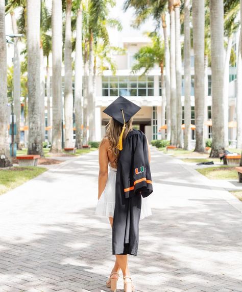 Miami Graduation Pictures, Graduation Pictures Ucf, Ucf Graduation Pictures, Ucf Graduation, College Graduation Photoshoot, Graduation Photoshoot, Grad Pics, Grad Photos, Graduation Pictures