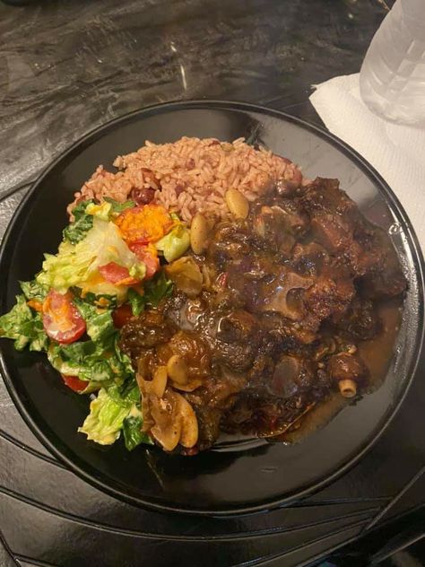 Rice and peas, vegetables & oxtails😋 Oxtail Rice And Peas, Salted Caramel Fudge, Rice And Peas, South African Recipes, Meat Pie, Chocolate Tart, Russian Recipes, Samosa, Healthy Dishes