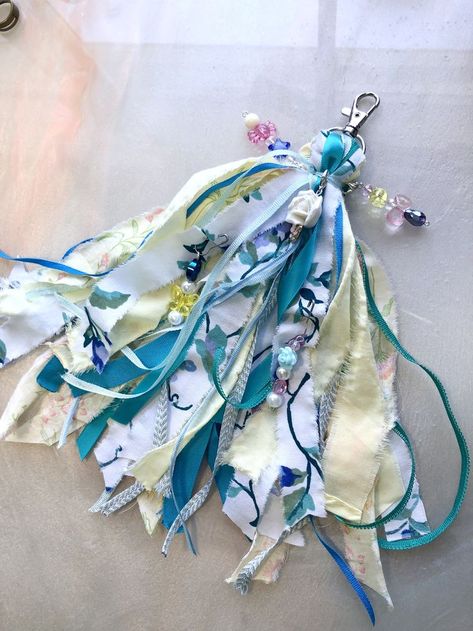 How To Make Purse Tassels, Diy Boho Tassels, Diy Ribbon Tassel Keychain, Junk Journal Dangles Tutorial, Wool Tassels Diy, Fabric Tassels Diy, How To Make Tassels With Beads, Handmade Keyrings Diy, Tassel Crafts Ideas