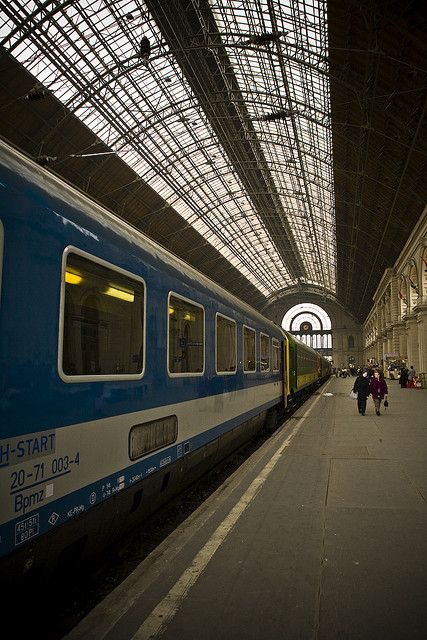 Retro Train Station, Train Station Reference, Inside Of Train, Modern Train Station, Train Inside, New York Noel, Train Accident, Train Station Architecture, Train Platform