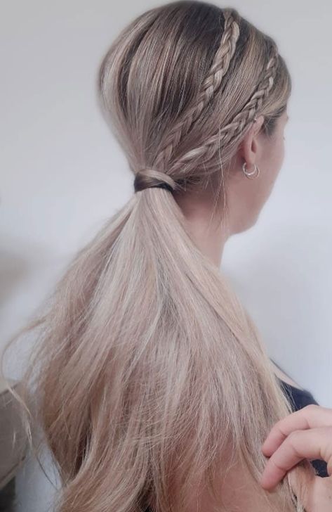 Tiny Braids In Ponytail, Low Pony Hairstyles Braids, Small Braids Into Ponytail, Ponytail With Braids On Side, Hailey Hairstyles, Hairscarf Hairstyle, Ways To Wear Braids, Ponytail With Braid, Braids In A Ponytail