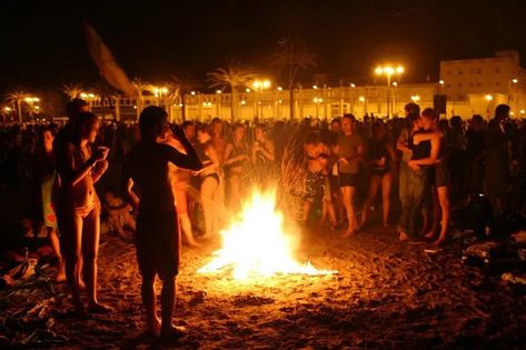 Cómo celebrar la mágica noche de San Juan en familia | Madres Hoy Beach Bonfire Parties, Spanish Holidays, Bonfire Party, Beach Bonfire, Spain Holidays, Fire Water, Southern Region, Balearic Islands, The European Union