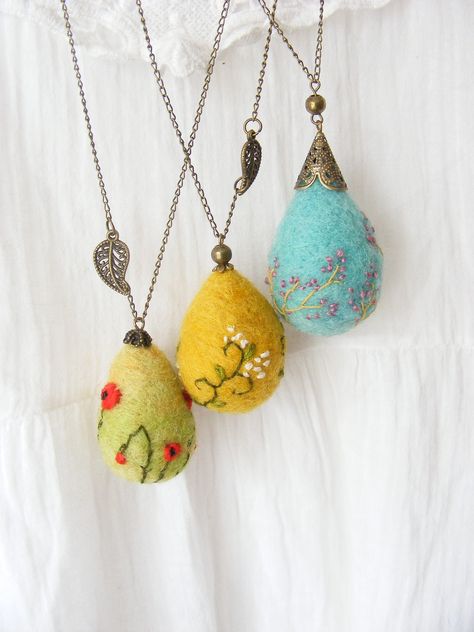 Need to try this!! Tovad Ull, Wool Necklace, Fiber Art Jewelry, Felt Necklace, Felted Wool Crafts, Felt Beads, Felt Jewelry, Needle Felting Projects, Fiber Jewelry