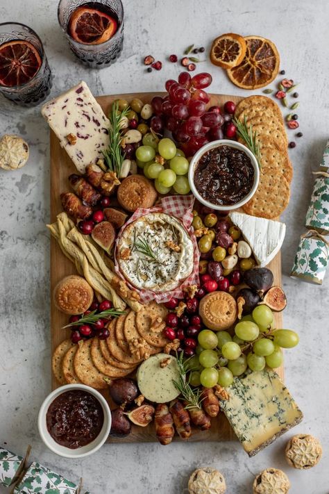 Christmas Cheese Board, Cheeseboard Recipe, Christmas Cheese Boards, Holiday Cheese Boards, Christmas Cheese, Christmas Platter, Grazing Board, Xmas Dinner, Charcuterie Inspiration