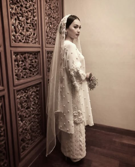 Malay Wedding Dress, Baju Kahwin, Nikah Outfit, Kebaya Modern Dress, Muslimah Wedding Dress, Nikah Dress, Muslimah Wedding, Hijab Wedding Dresses, Bride Dress Simple