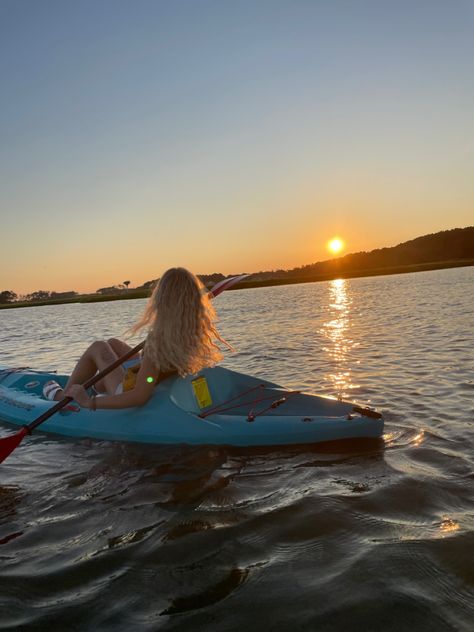 Beach Kayak Aesthetic, Kayaking Outfit Aesthetic, Kayak Aesthetic Photos, Kyacking Pictures Aesthetic, Kayaks Aesthetic, Kayak Instagram Pictures, Lakehouse Aesthetics, Aesthetic Kayaking Pictures, Lake Cottage Aesthetic