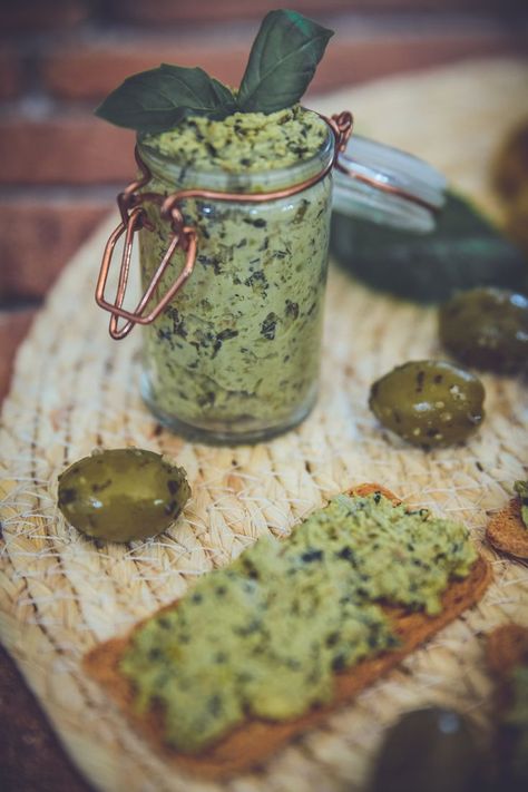 Je vous propose de réaliser une tapenade verte au basilic (c’est de saison et ça sent bon l’été !) à l’aide du Thermomix. Tapenade Olive Verte, Tapenade Olive, Olive Tapenade, Tapenade, Pesto, Condiments, Sauce, Bread, Thermomix