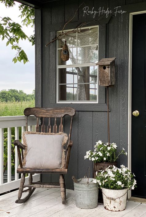 Garden Shed Decorating Ideas, Decorated Front Porch, Cottage Garden Sheds, Shed Decor, Cottage Porch, Deco Champetre, Country Porch, Farmhouse Front Porches, Backyard Sheds