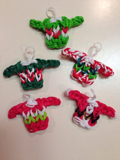 Ugly Christmas Sweaters on the Loom Rainbow Loom Christmas, Loom Band Patterns, Fun Loom, Loom Love, Rainbow Loom Tutorials, Bands Bracelets, Rainbow Looms, Rubber Band Crafts, Rainbow Loom Rubber Bands