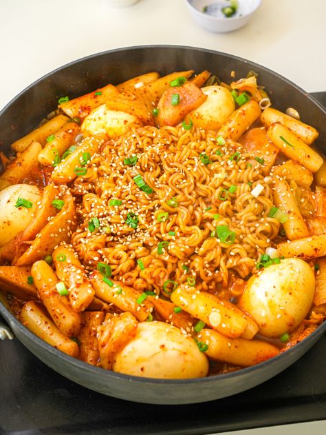 Rabokki – Ramen with Tteokbokki (Video) - One Happy Bite Ramen Tteokbokki Recipe, Rose Toppoki, Ramen And Tteokbokki, Rabokki Recipe, Tteokbokki Cheese, Tteokbokki Ramen, Eggs And Vegetables, Tteokbokki Recipe, Asian Dinner Recipes