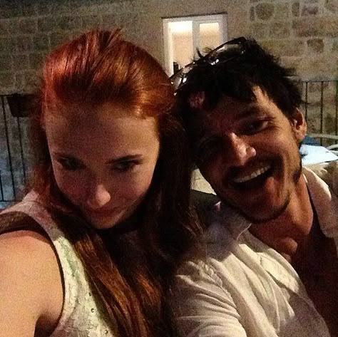 Game Of Thrones 3, Game Of Thrones Cast, Game Of Thrones Funny, Gra O Tron, Sansa Stark, Sophie Turner, House Of Dragons, Squad Goals, Pedro Pascal