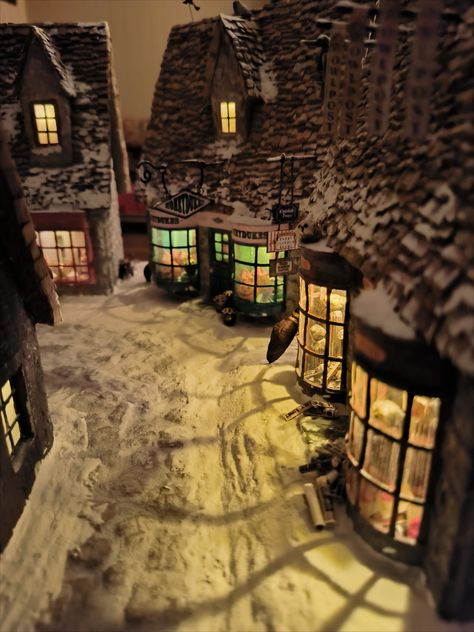 Hogwarts Christmas Village, Diy Miniature Village, Miniature Movie Sets, Harry Potter Christmas Village Display, Harry Potter Set Design, Harry Potter Diorama Ideas, Harry Potter Village Display, Harry Potter Haunted House, Miniature Christmas Village Diy