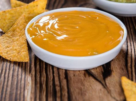 Nacho Dips, Nacho Bar Ideas, Oven Nachos, Nachos In Oven, Nacho Recipes, Nachos Recipe Beef, Sauce Cheddar, Dip For Tortilla Chips, Tortilla Chip Recipe