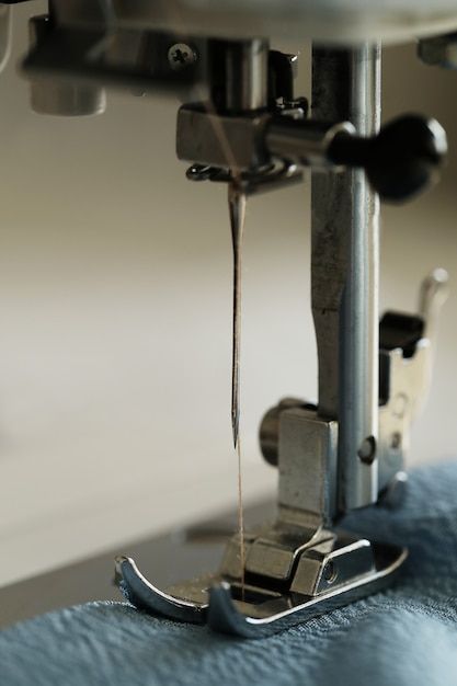 Free photo sewing machine working | Free Photo #Freepik #freephoto #sewing #needle #sewing-tools #tailor Thread Photography, Sewing Photo, Sewing Aesthetic, Sewing Photography, Fashion Still Life, Repair Clothes, Sewing Needle, Sewing Tools, Sewing Thread