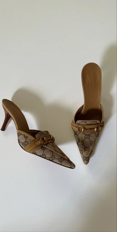 Vintage Gucci Shoes, Gucci Heels, Shoes Heels Classy, Foto Baby, Vintage Heels, Heels Classy, Chic Shoes, Fancy Shoes, Cute Heels