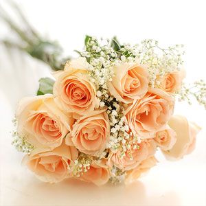 this is the champagne color I want for my wedding colors! Peach Bouquet, Peach Wedding Flowers, Peach Colour, Online Flower Delivery, Unique Wedding Flowers, Flower Delivery Service, Hand Bouquet, Peach Wedding, Peach Roses