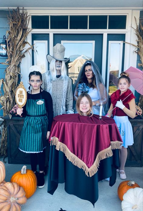 Haunted Mansion Group Costume, Haunted Mansion Family Costume, Haunted Mansion Costume, Disney Family Costumes, Mansion Party, Office Halloween Decorations, Costumes 2024, Haunted Mansion Halloween, Office Halloween