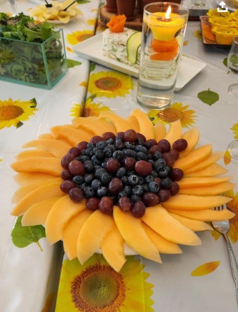 Fruit Tray Designs, Fruit Creations, Fruit Platter Designs, Sunflower Theme, Fruit Display, Holiday Party Foods, Yellow Table, Amazing Food Art, Relish Trays