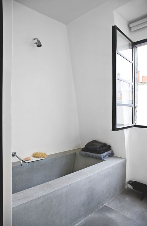 Bathroom with concrete tub. Raw and minimal loft of Trish Deseine. © Morten Holtum. Moroccan Tadelakt, Tadelakt Plaster, Concrete Bathroom Design, Minimal Loft, Concrete Bathtub, Concrete Bath, Concrete Bathroom, Casa Vintage, Bathroom Shower Tile