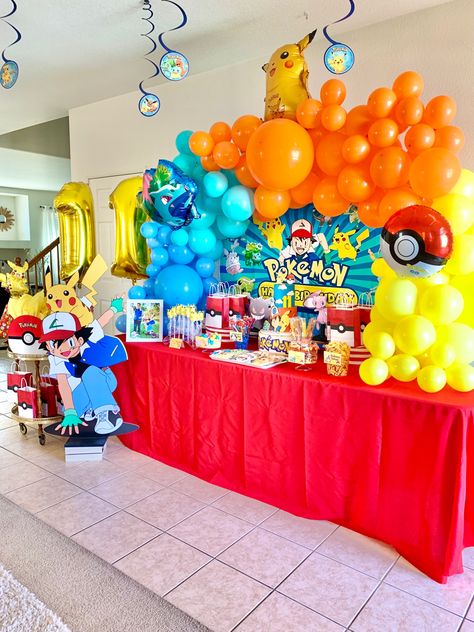 Charmander Birthday Party, Pokémon Balloon Arch, 1st Birthday Pokemon Theme, Pokemon Party Backdrop, Pokemon Birthday Backdrop Ideas, Pokemon Balloon Garland, Pikachu Birthday Theme Decoration, Baloon Garland Pokemon, Pokemon Birthday Party Decorations