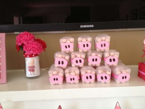 Pig Party Favors, Piggy Party, Pig Birthday Party Ideas, Pig Baby Shower, Pig Care, Pig Birthday Cakes, Pig Birthday Party, Peppa Pig Birthday Party, Pepa Pig