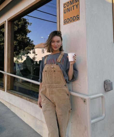 Dungarees Outfit Women, Fits For Spring, Gardening Outfits, Dungarees Outfit, Dungaree Outfit, Overalls Outfits, Overalls Fashion, Pumpkin Recipes Dessert, Gardening Outfit