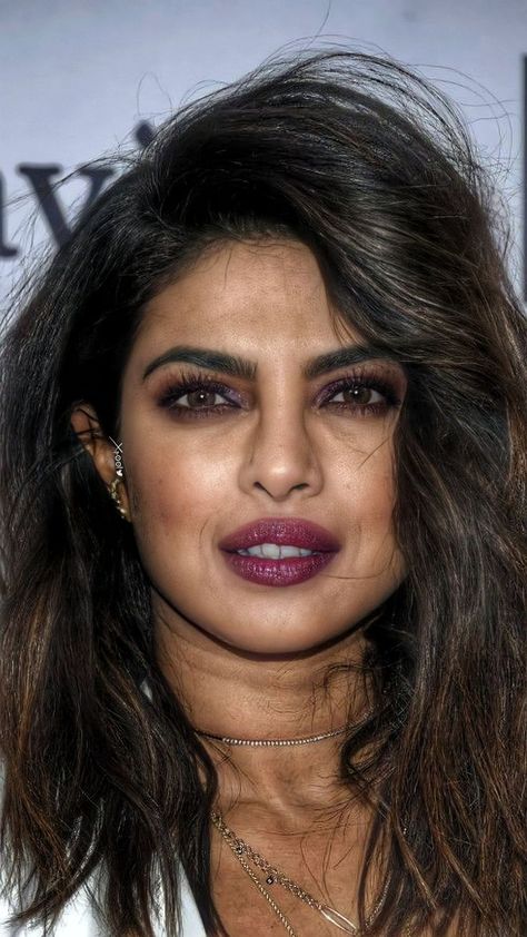 Actress Expression, Makeup Bollywood, Priyanka Chopra Makeup, Trisha Actress, Celebrity Portraits Drawing, Actress Without Makeup, Bollywood Outfits, Beauty Face Women, Hottie Women