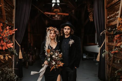 Gothic Wedding Ideas, Preston Court Wedding, Wedding Dresses With Long Sleeves, Dresses With Long Sleeves, Edgy Wedding, Black Wedding Dress, Rock Dresses, Black Bridesmaids, Boda Mexicana