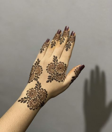 Different Mehendi Styles, Short Mehndi Design Aesthetic Back, Mehendhi Designs Aesthetic, Aesthetic Back Hand Mehndi Designs, Mahadi Design Simple, Mahndi Pic Simple, Mehandi Designs Back Hands, Short Mehendi, Latest Finger Mehndi Designs