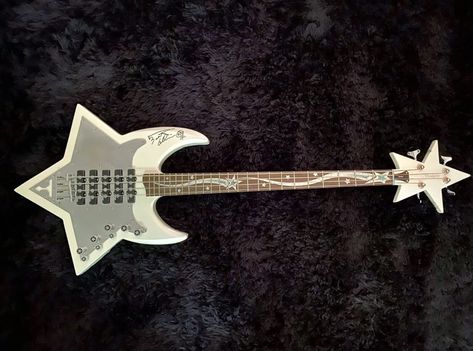 Cool Shaped Guitars, Star Shaped Guitar, Cool Bass Guitar Designs, Unique Bass Guitar, Unique Guitars Design, Cute Bass Guitar, Cool Acoustic Guitars, Cool Guitar Picks, Star Guitar